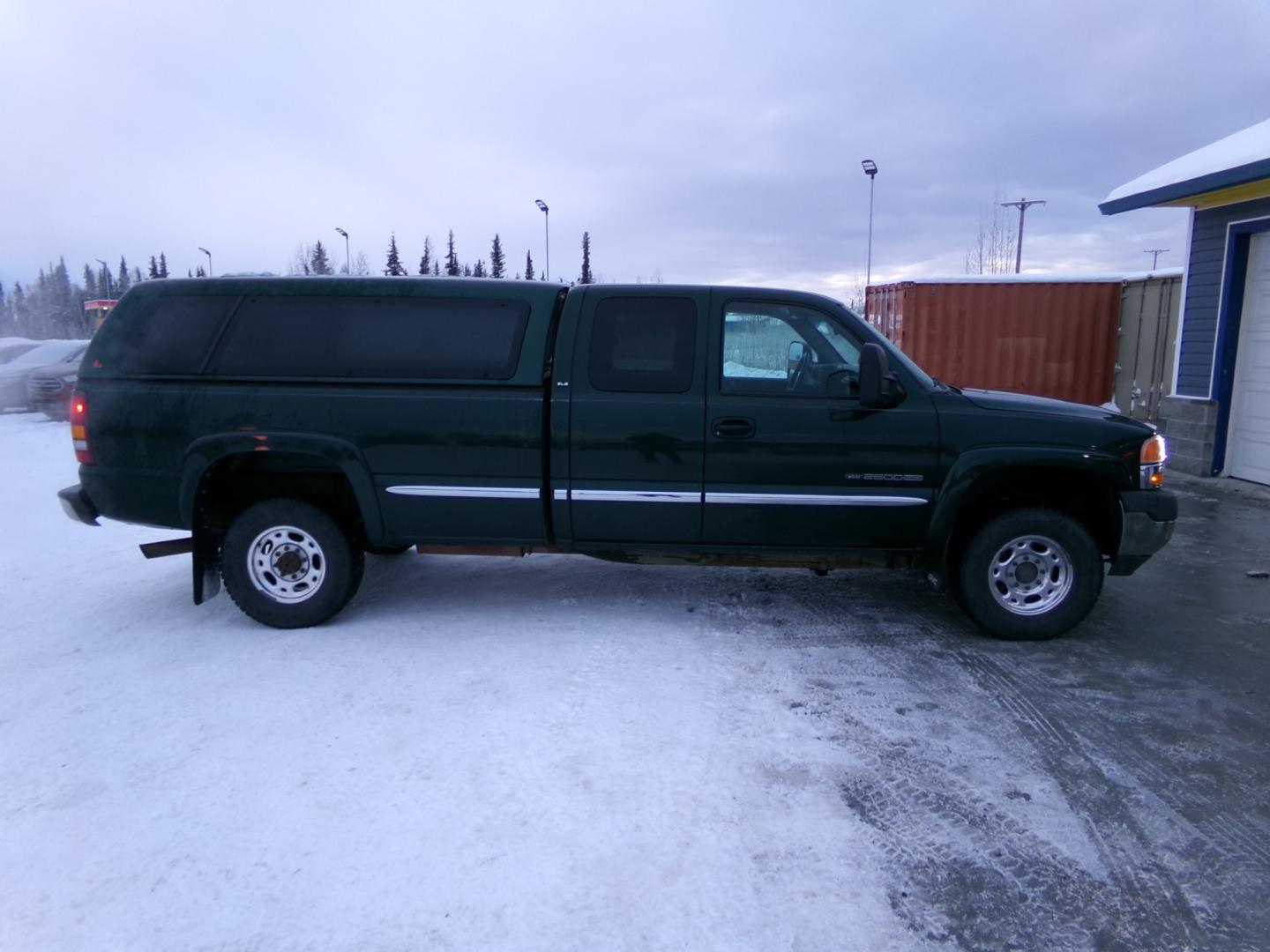 2001 Green GMC Sierra 2500HD SL Ext. Cab Long Bed 4WD (1GTHK29U91E) with an 6.0L V8 OHV 16V engine, located at 2630 Philips Field Rd., Fairbanks, AK, 99709, (907) 458-0593, 64.848068, -147.780609 - Photo#2